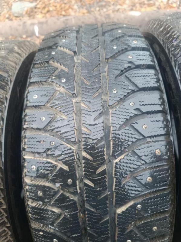 Продам резину Bridgestone Ice Cruiser 7000 215/60/16 б/у всего один сезон пробег 3000 км все шипы на - Орск