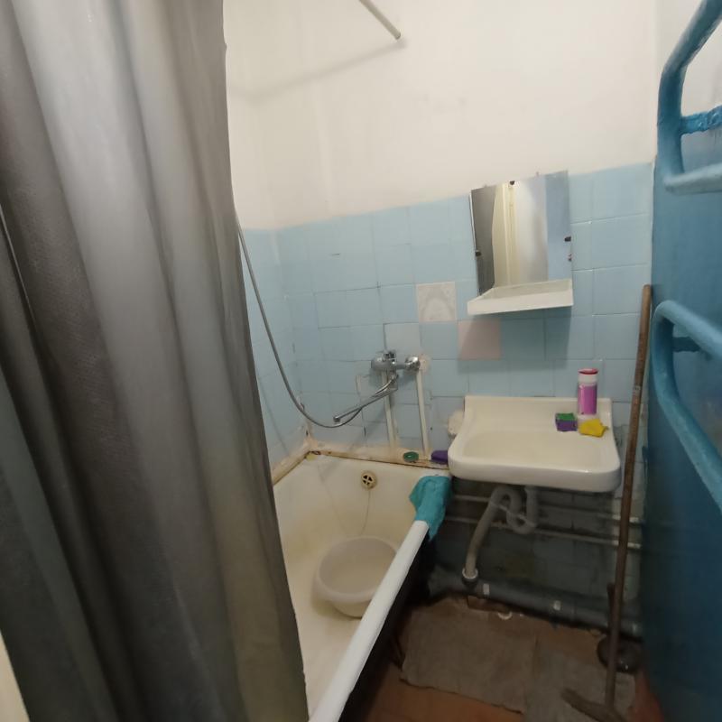 Продаю большую квартиру с раздельными ходами рядом с 6 школой, требуется ремонт, но квартира жилая, - Новотроицк