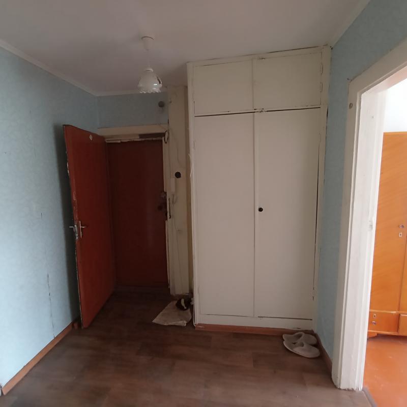 Продаю большую квартиру с раздельными ходами рядом с 6 школой, требуется ремонт, но квартира жилая, - Новотроицк