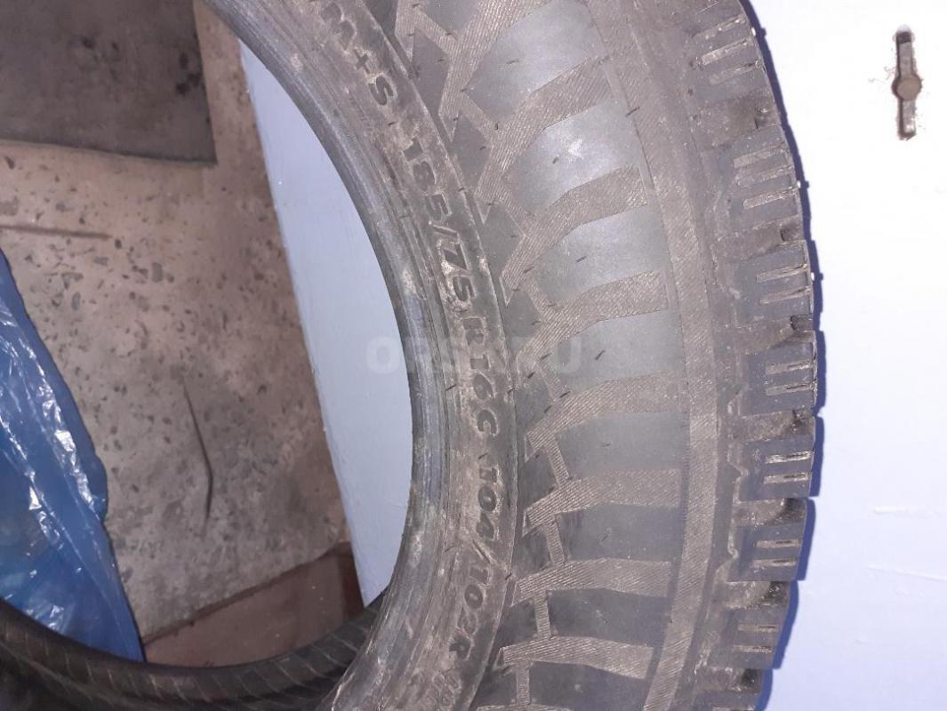 Продам одну шипованную шину Nokian Nordman C, размер 185/75R16, с боку был небольшой ремонт, сделано - Орск