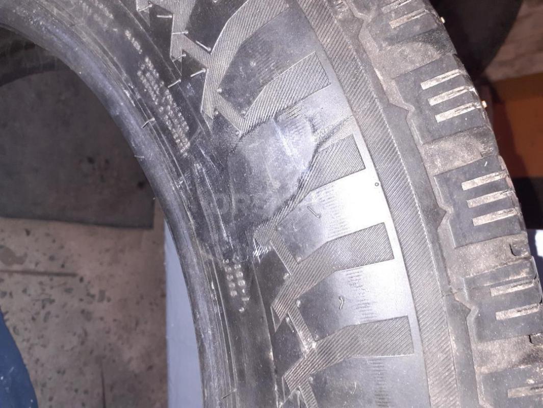 Продам одну шипованную шину Nokian Nordman C, размер 185/75R16, с боку был небольшой ремонт, сделано - Орск