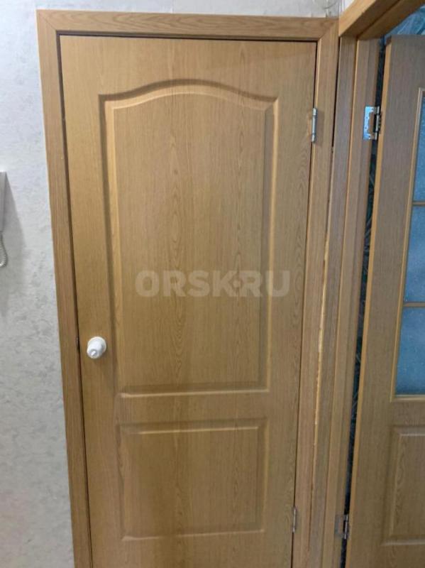 2  двери1  железнач   860  на  220  с  коробкой   и   болтами   и   швелер    2   деревянная - Орск