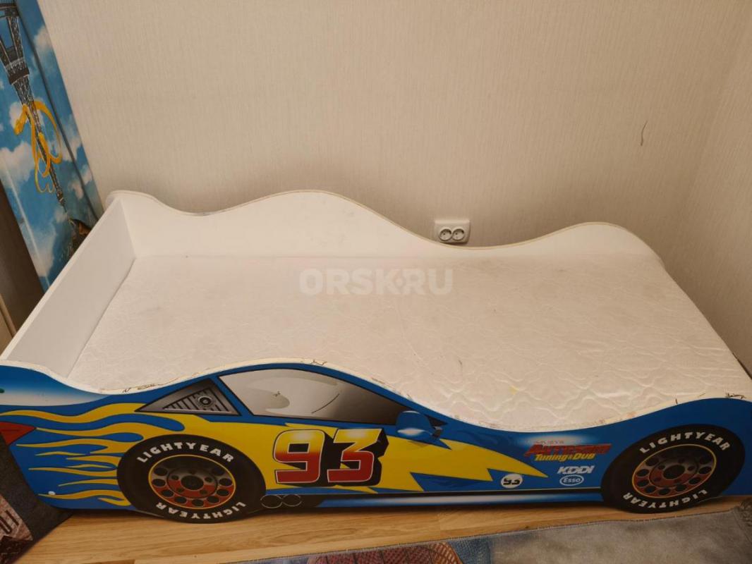 Продам детскую кровать- машинку, состояние хорошее, б/у, матрас в подарок, реальному покупателю торг - Орск