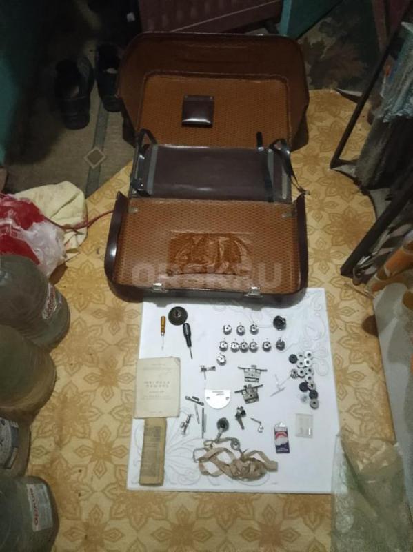 Продам футляр и запчасти к швейной машинке. - Орск