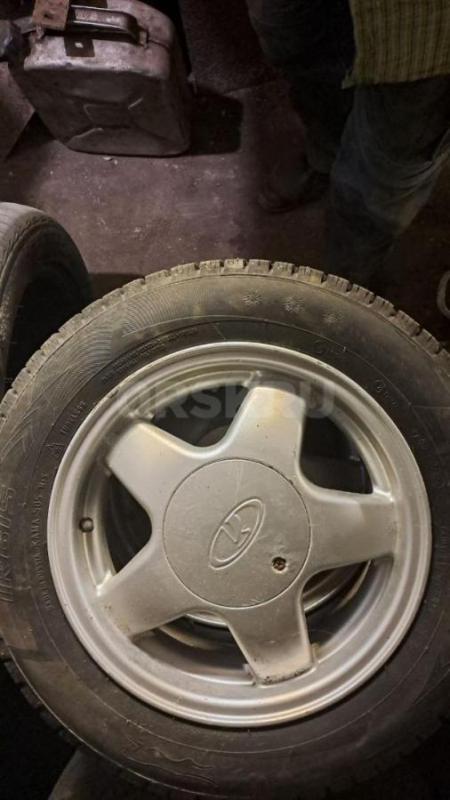 R13 и R14: Продам  комплект зимних колес R13 на ВАЗовских дисках , все шипы на месте, Отбалансирован - Орск