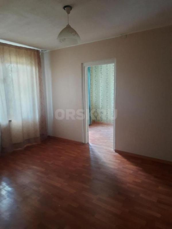 Продаётся уютная двухкомнатная квартира площадью 44.4 квадратных метра на третьем этаже пятиэтажного - Орск