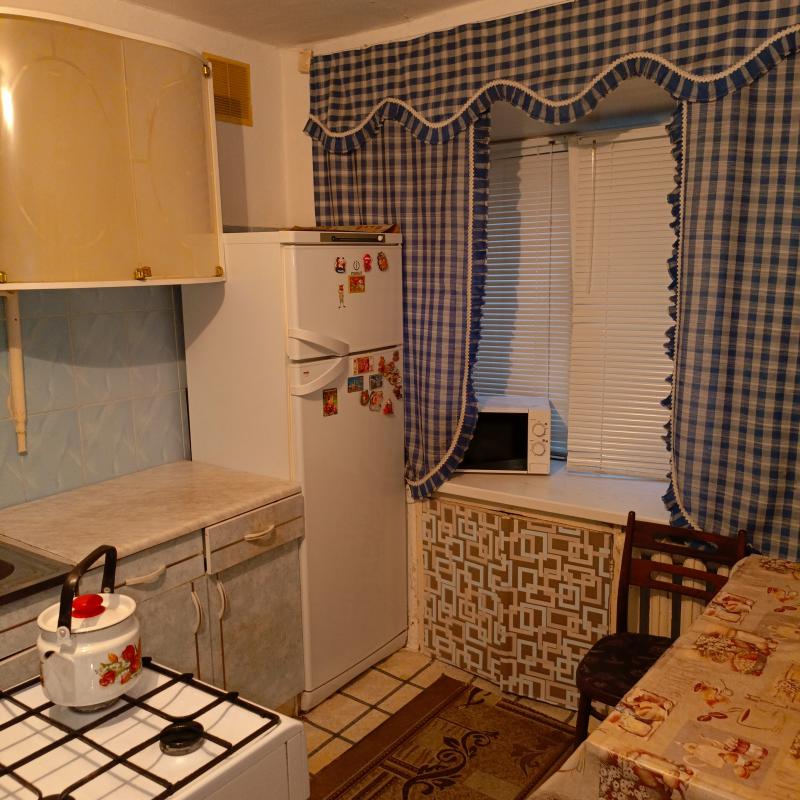 Продам  двухкомнатную квартиру ,не угловая, во дворе 17 школа, рядом детский сад, магазины,  детская - Новотроицк