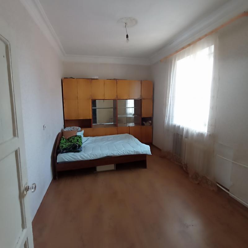 Продаю квартиру в хорошем состоянии, окна пластик, в ванной кафель, высокие потолки и раздельные ход - Новотроицк