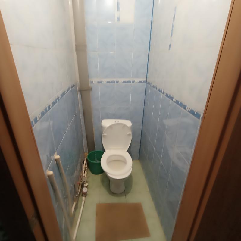 Продаю квартиру в хорошем состоянии, окна пластик, в ванной кафель, высокие потолки и раздельные ход - Новотроицк