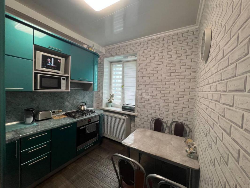 Предлагаем вашему вниманию светлую трехкомнатную квартиру в самом сердце города, расположенную на пе - Орск