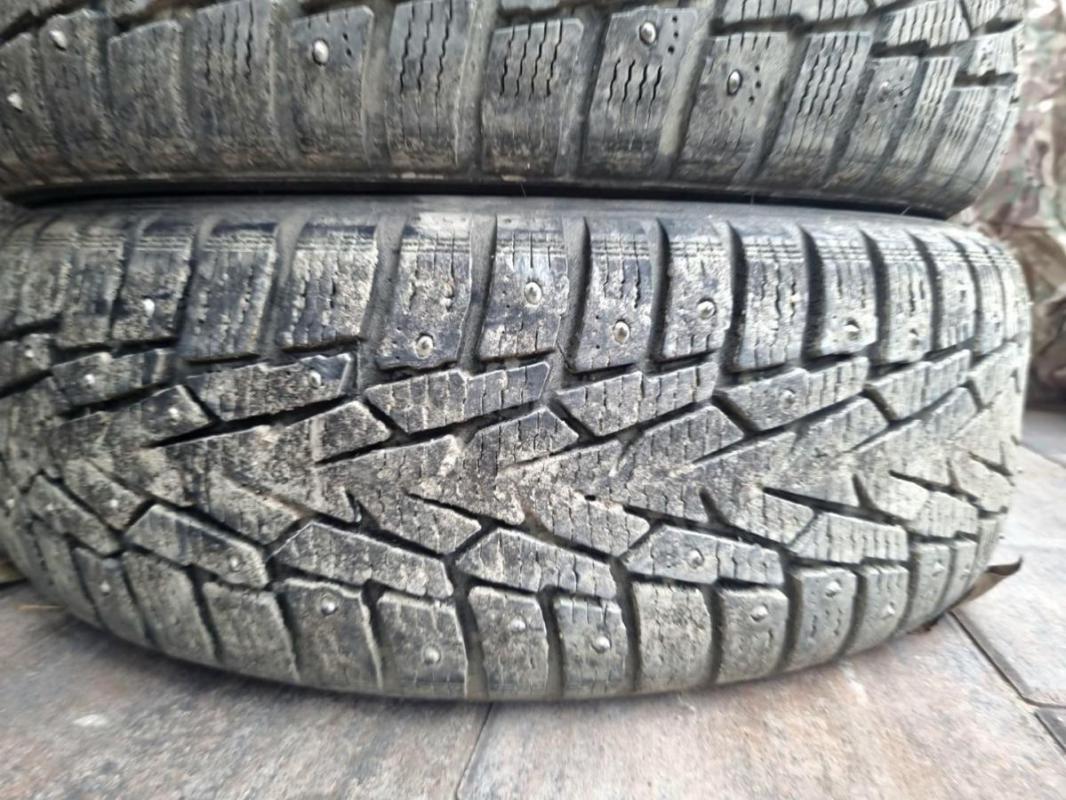 Шипованые шины Nokian 185/60/15 в отличном состоянии. - Орск