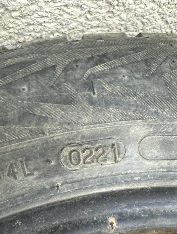 Шипованые шины Nokian 185/60/15 в отличном состоянии. - Орск