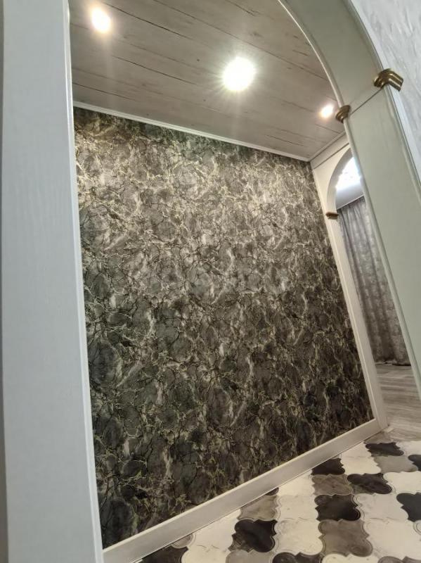 Продается двухкомнатная квартира в пятиэтажном доме на пятом этаже. - Орск