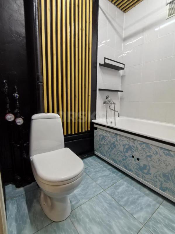 Продается двухкомнатная квартира в пятиэтажном доме на пятом этаже. - Орск