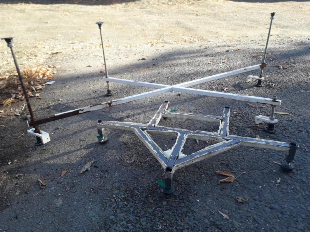 Ножки от акриловой ванны, 80*80, 80*120см- нет среднего болта, сломано одно крепление к ванне, ржа. - Орск