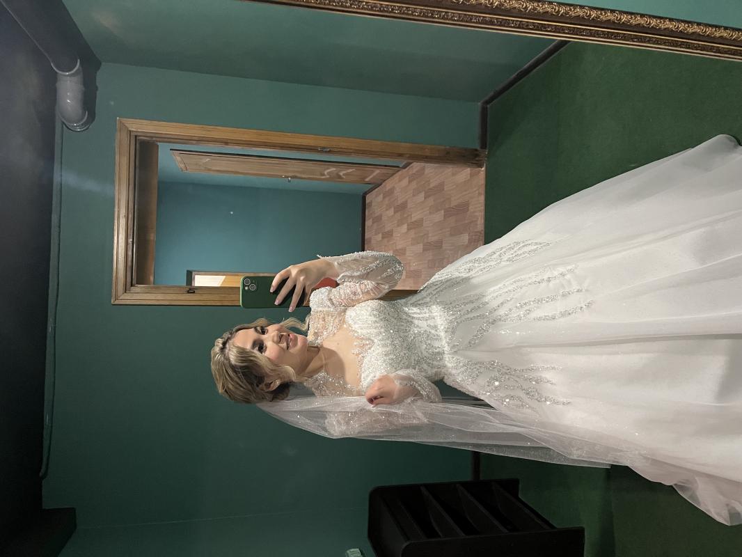 Продам платье свадебное, 42 размер,в идеальном состоянии 
В подарок фата и подъюбник - Орск