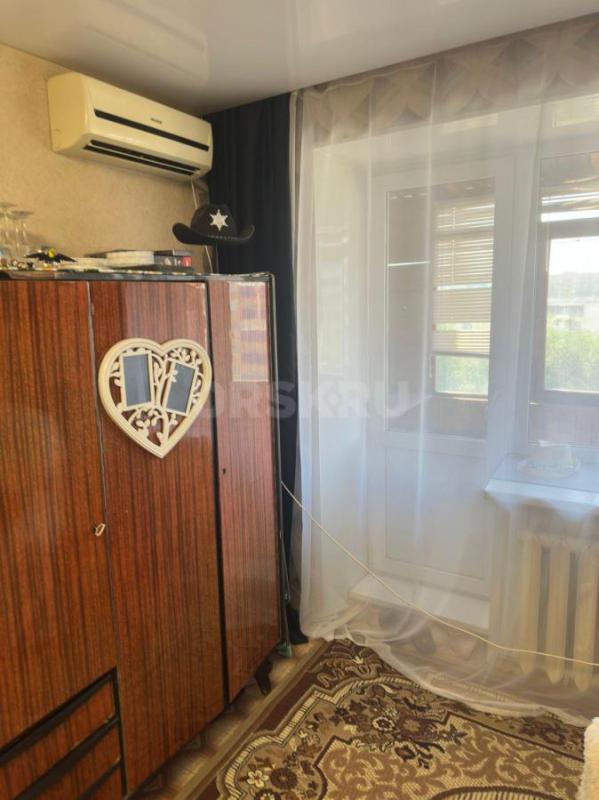 Продам 1 комнатную квартиру. 5/5 этаже кирпичного дома.
1-ый этаж дома магазин 
Дом кирпичный. - Орск