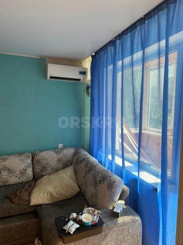 Продается 1/2 доля просторной трехкомнатной квартиры , ул. - Орск