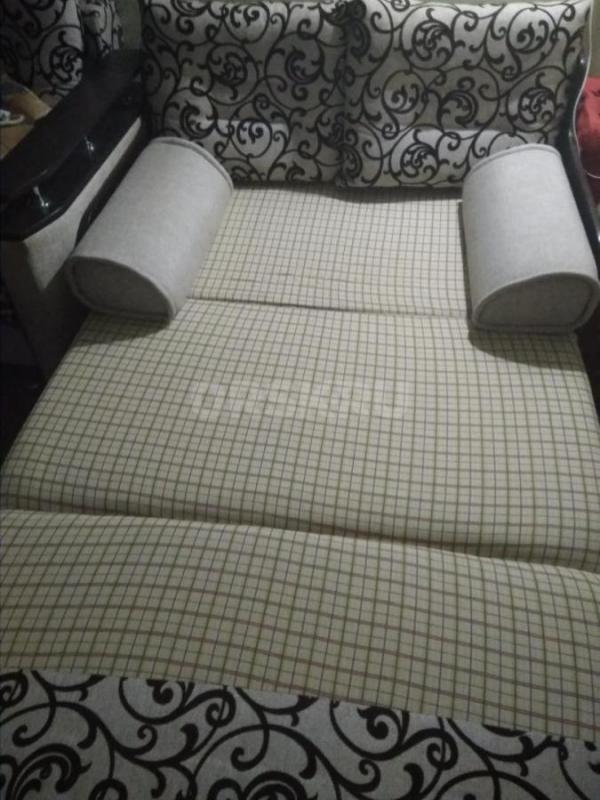 срочно продам диван в отличном состоянии 142*200,выкатной механизм,ящик для белья - Новотроицк