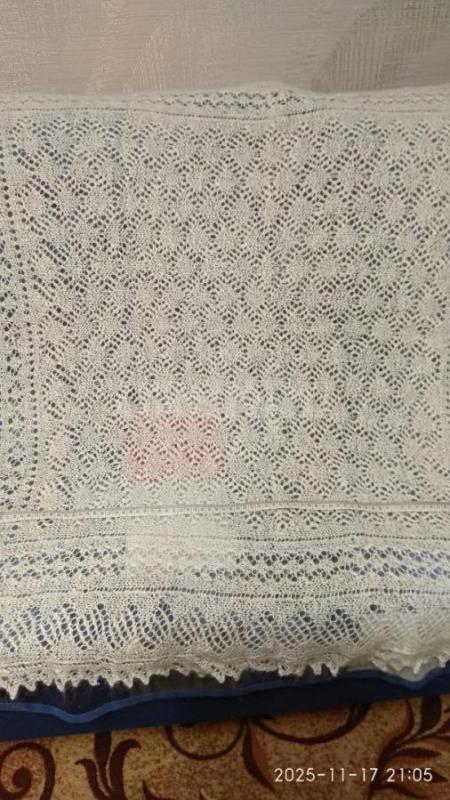 Продам пуховый платок. 115*115  7 т.р и паутинку 100*100 3,5 т.р - Орск