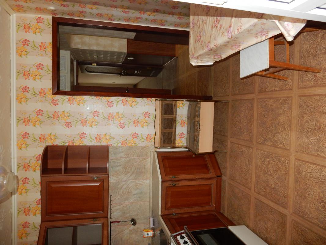 Кирпичный дом , рядом ост. 2 уральская, частично меблированная ,тёплая, можно с домашним питомцем. - Новотроицк