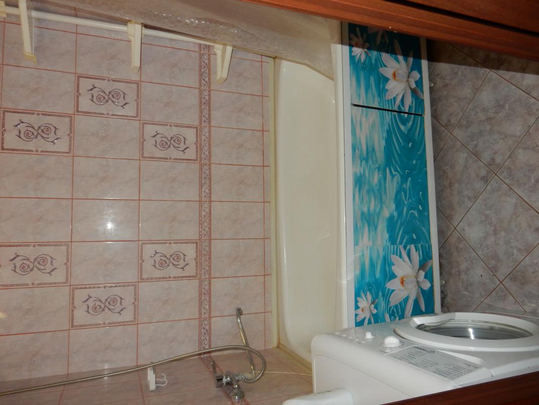 Кирпичный дом , рядом ост. 2 уральская, частично меблированная ,тёплая, можно с домашним питомцем. - Новотроицк