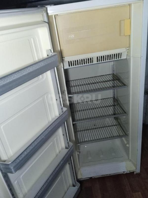 Продам холодильник, работает ,морозит и охлаждает. - Гай