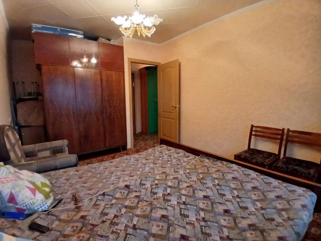 Продается 2-комнатная квартира с раздельными ходами ( распашонка)   по адресу: г. - Новотроицк