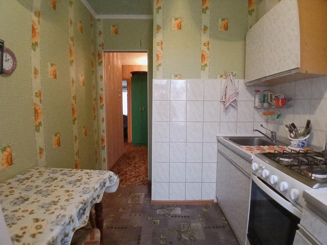 Продается 2-комнатная квартира с раздельными ходами ( распашонка)   по адресу: г. - Новотроицк