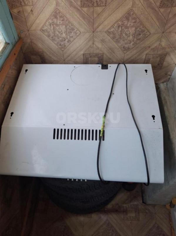 Продам вытяжку на кухню рабочая состояние на фото,размер 60/50см - Орск