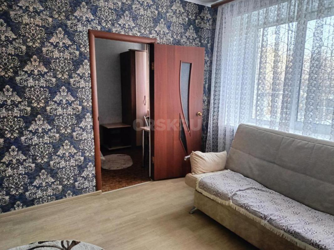 Сдам на длительный срок трёхкомнатную квартиру, теплая , уютная с мебелью, техникой, посудой по улиц - Орск