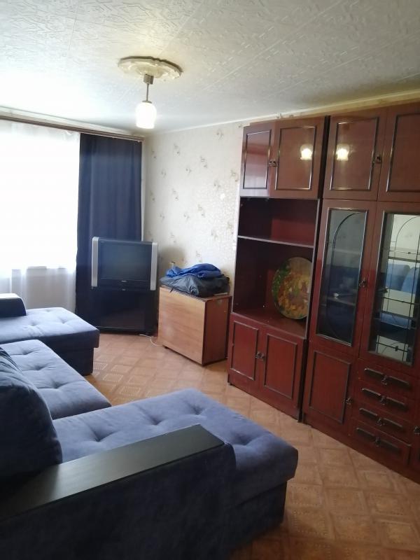 Сдам 2-х комнатную квартиру с раздельмини ходами на 3 этаже в хорошем районе с мебелью на длительный - Новотроицк