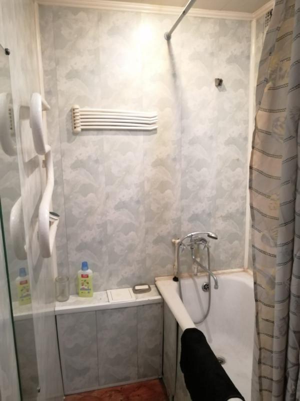 Продам двухкомнатную квартиру (частично с мебелью) на третьем этаже пятиэтажного панельного дома. - Новотроицк