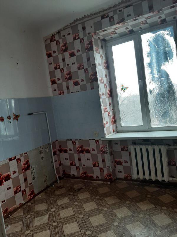 Продается большая 2-комнатная квартира  по адресу:  г. - Новотроицк