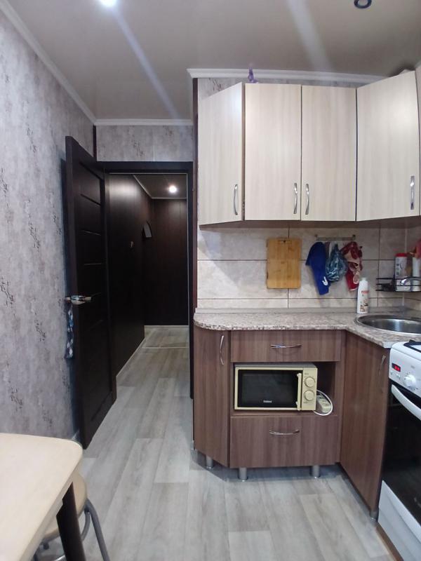 Продается 2-комнатная квартира с раздельными ходами (распашонка) на комфортном третьем этаже по адре - Новотроицк