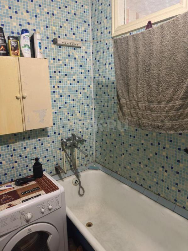 Продам 1 комнатную квартиру. 5/5 этаже кирпичного дома.
1-ый этаж дома магазин 
Дом кирпичный. - Орск