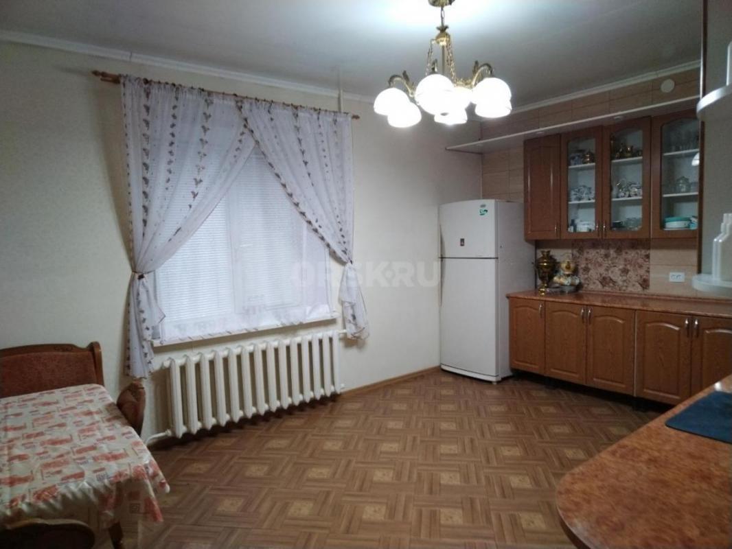 Продается дом, район ОЗТП, просторный, 3-х этажный , для большой семьи построенный в 1995году. - Орск