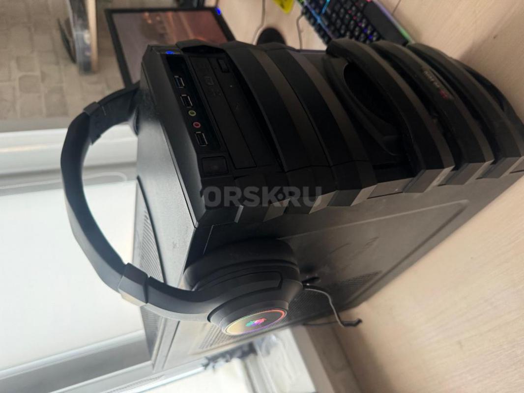 4х ядерный игровой Компьютер в сборе 
8 gb оперативной памяти 
500 gb жесткий диск 
2 видеокарты - Орск