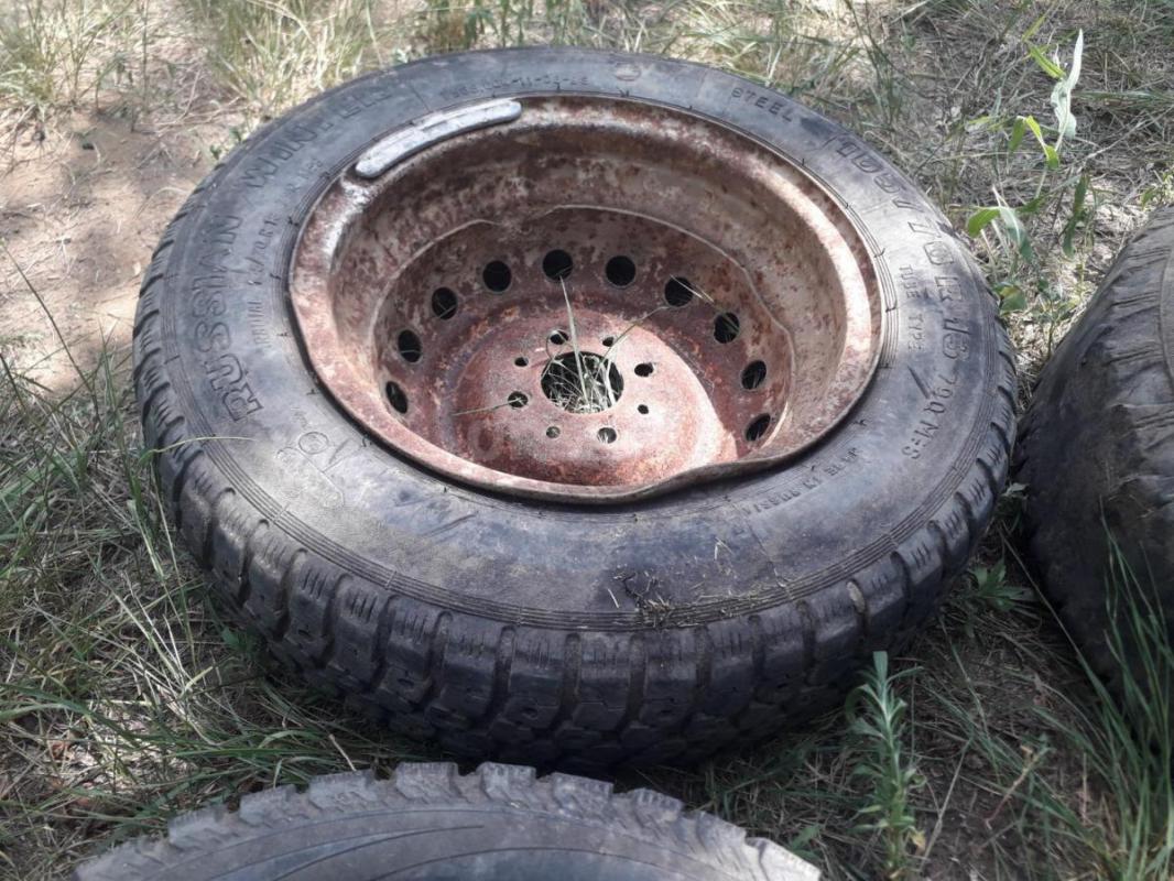 Диски диаметр примерно 32,3мм, вероятно R13 бу , стоят покрышки бу на выброс. - Орск