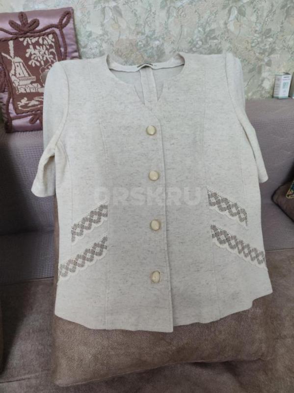 Костюм женский трикотажный, состоит из жакета и юбки,   и на жакета, и на юбке вставки из плетеного - Орск