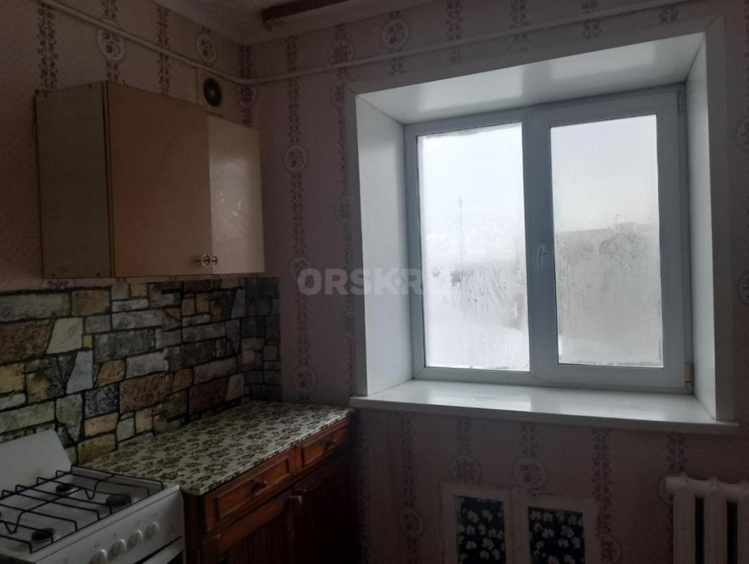 Сдам 1-комнатную квартиру 5/5 на длительный срок. - Орск