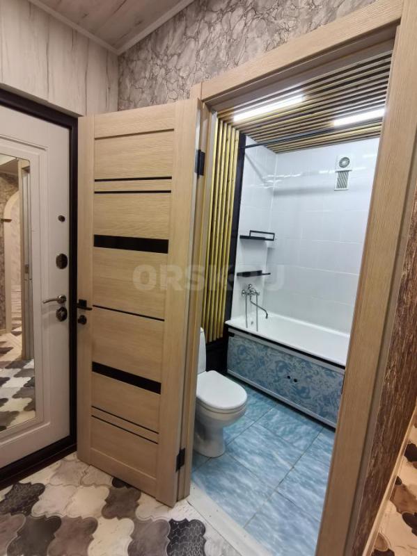 Продается двухкомнатная квартира в пятиэтажном доме на пятом этаже. - Орск