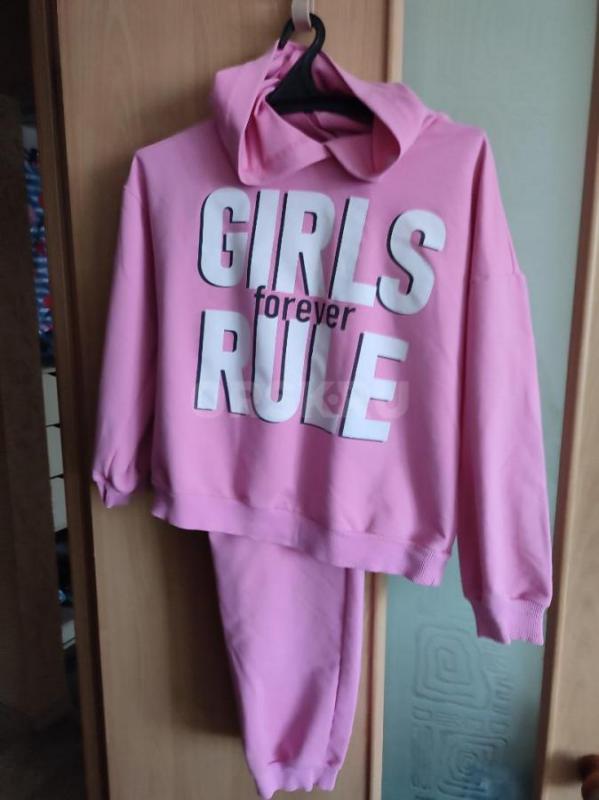 Спортивные костюмы в отличном состоянии,размеры 44-46(черный с серыми лампасами-500руб.),есть похожи - Орск