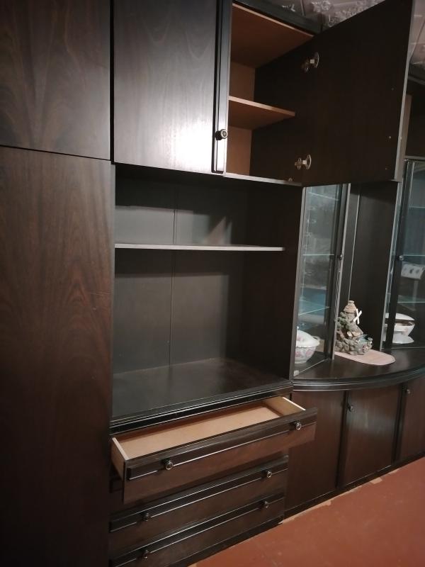 Шкаф для посуды со стеклянными полками и зеркалами, нижняя часть это тумбочка с двумя отделениями, в - Орск