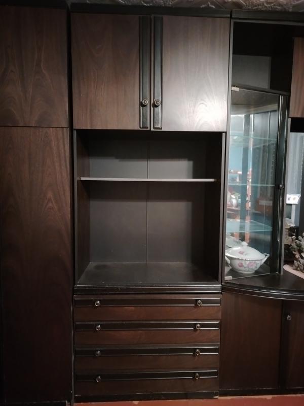 Шкаф для посуды со стеклянными полками и зеркалами, нижняя часть это тумбочка с двумя отделениями, в - Орск