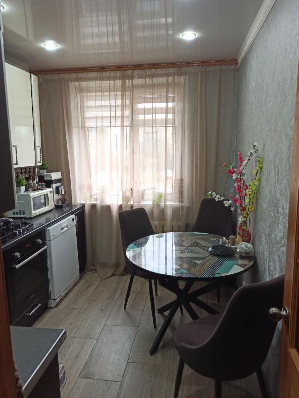 Продается шикарная улучшенная  трёхкомнатная квартира с современным ремонтом, по адресу: г. - Новотроицк