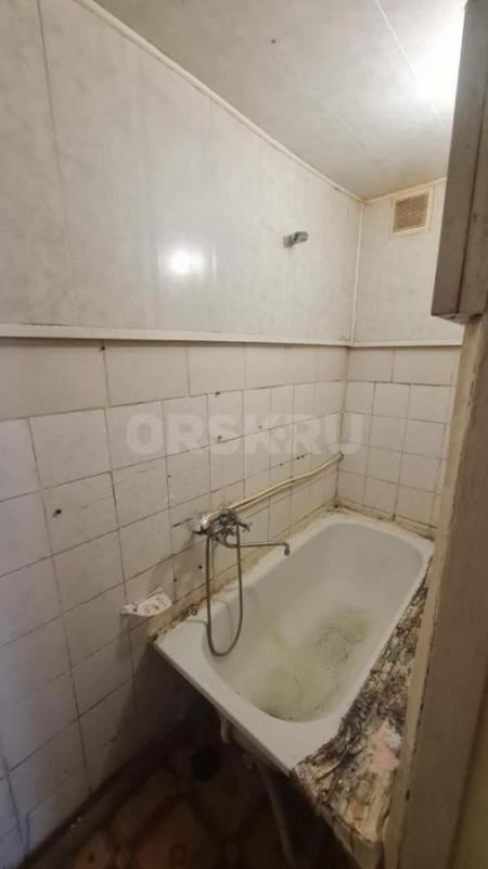 Продается просторная 3-х комнатная квартира в центре города по адресу ул. - Орск