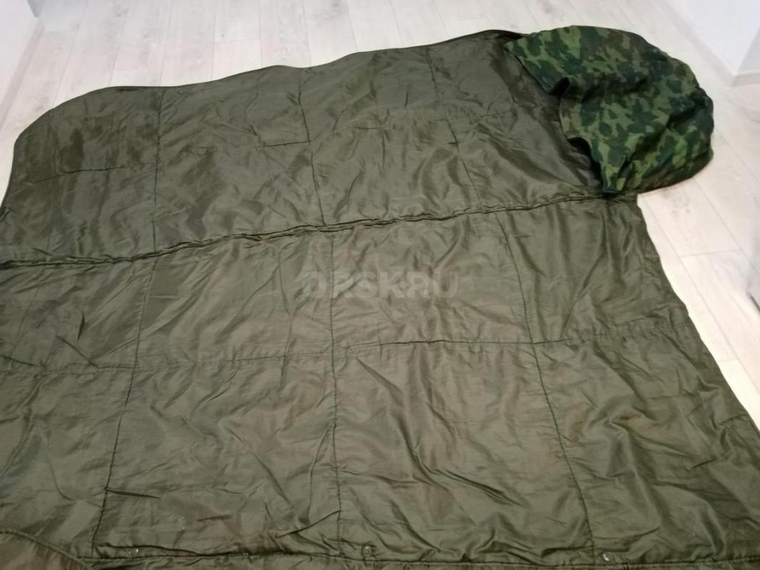 Спальный мешок большого размера, б/у,  комуфляжный, полностью расстегиваясь становится одеялом - Орск
