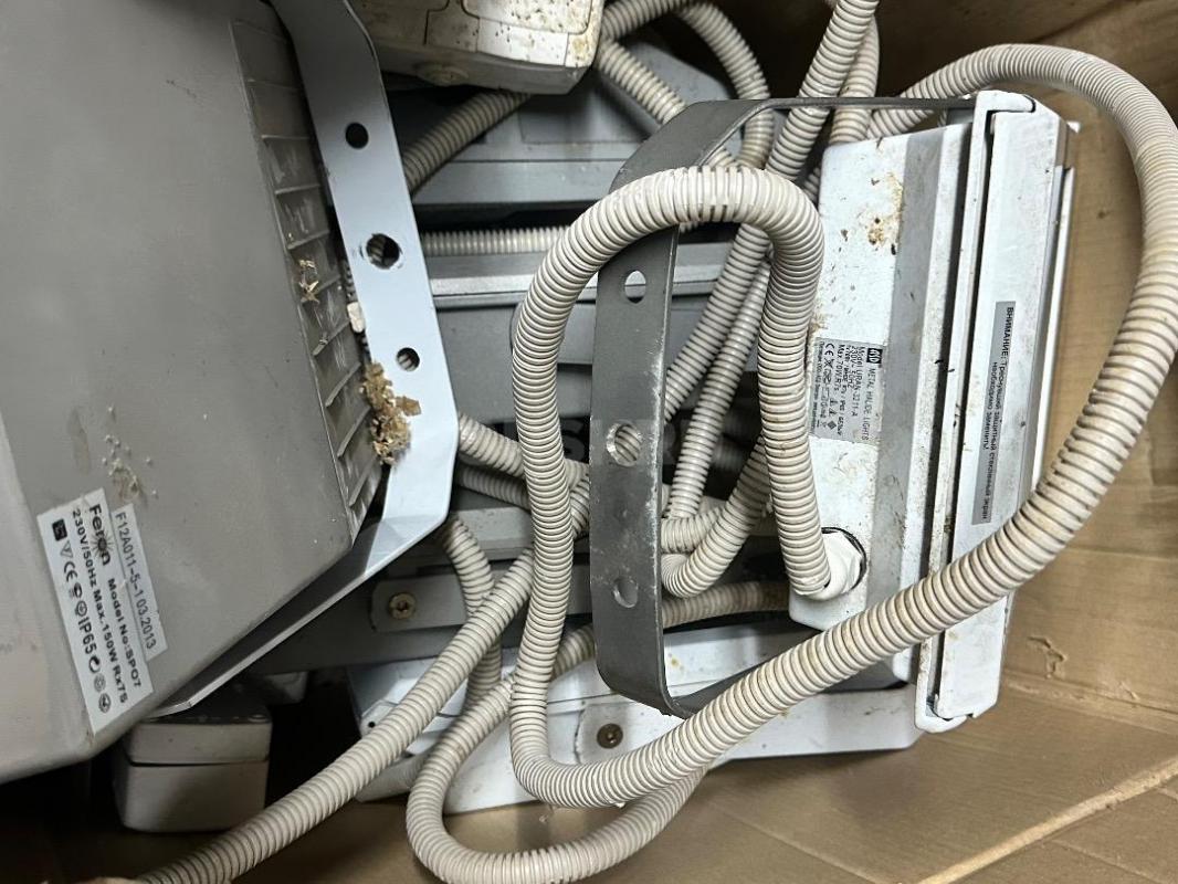 Прожектора фонари лампы 
Все что на фото
Цена за все - Орск