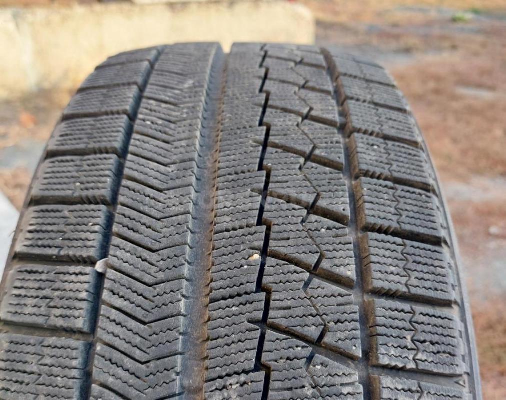 Зимняя шина нешипованая Bridgestone Blizzak VRX 225/40 R18 88S. 4 штуки, не много б/у. - Орск